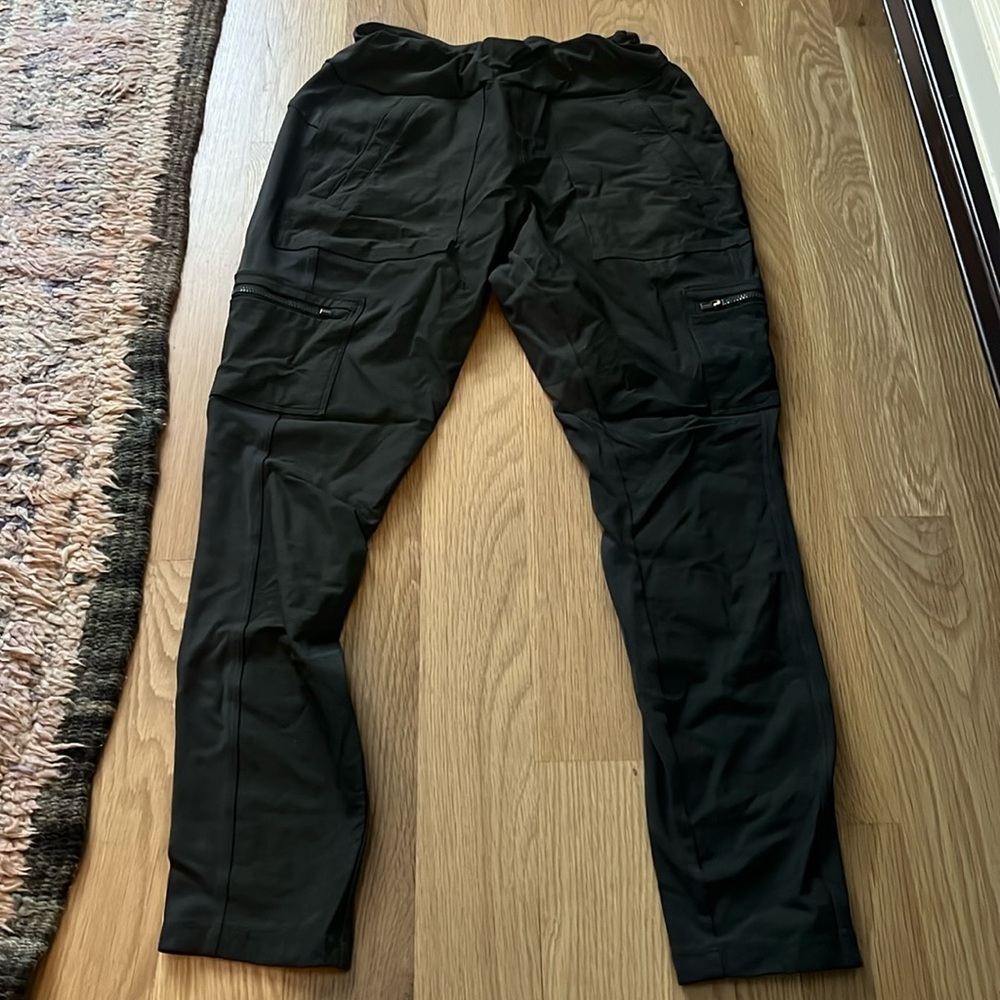 Athleta headlands hybrid cargo legging in dark green, size 6.